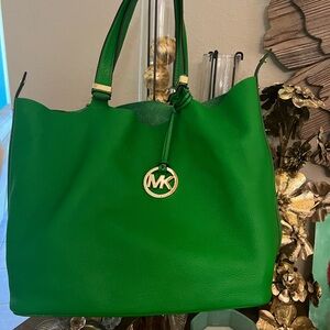 Reversible Michael Kors tote bag absolutely stunning.Color is refreshing